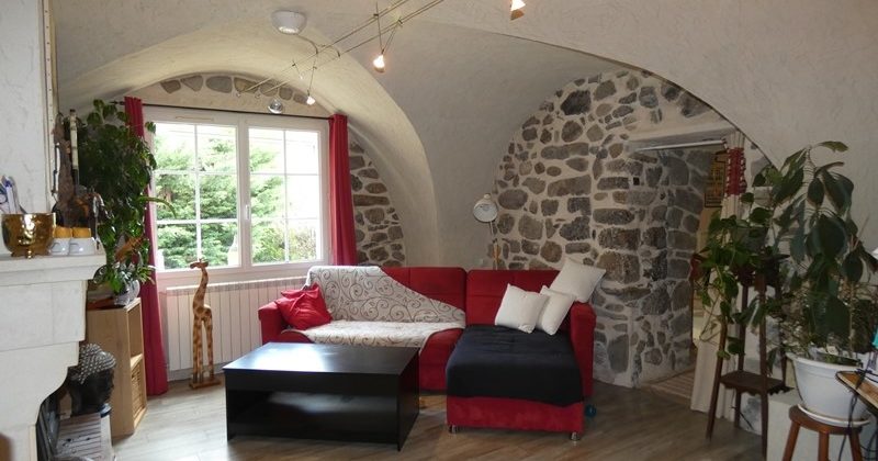 Maison de village rénovée comprenant 2 appartements – Terrasse – Caves – Terrain – m1769 – 0ZE 05400
