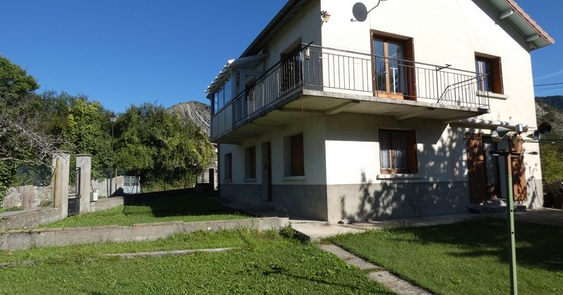 Maison individuelle avec garages, caves et jardin – m1779 – 05400 VEYNES