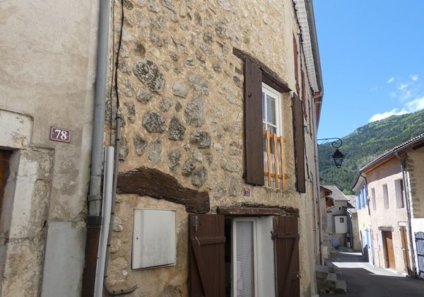 Maison de village – m1782 – 05140 LA BEAUME